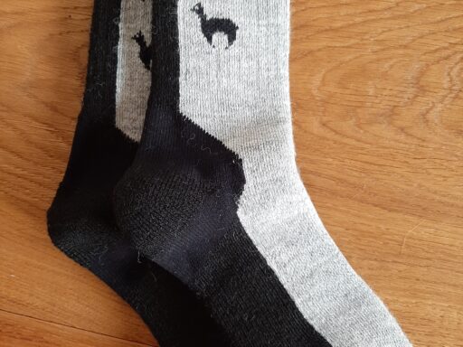 Der ideal Wandersocken aus Alpakawolle erhältlich im Onlineshop oder bei uns im Hofladen in Schlüßlberg.