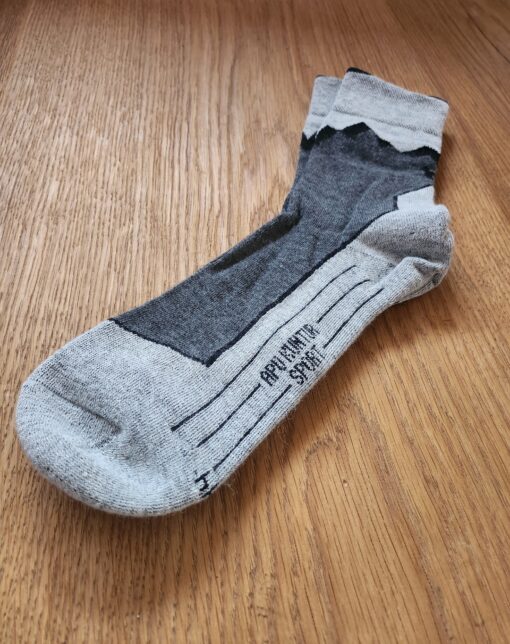 Der ideal Wandersocken aus Alpakawolle erhältlich im Onlineshop oder bei uns im Hofladen in Schlüßlberg.