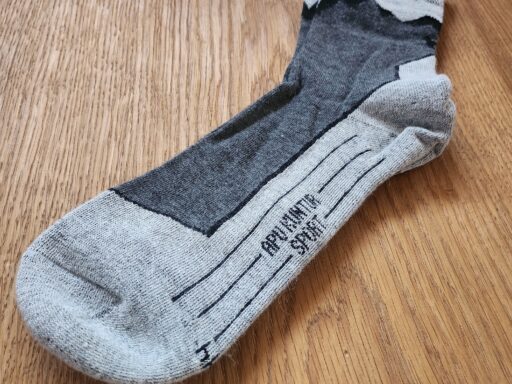 Der ideal Wandersocken aus Alpakawolle erhältlich im Onlineshop oder bei uns im Hofladen in Schlüßlberg.